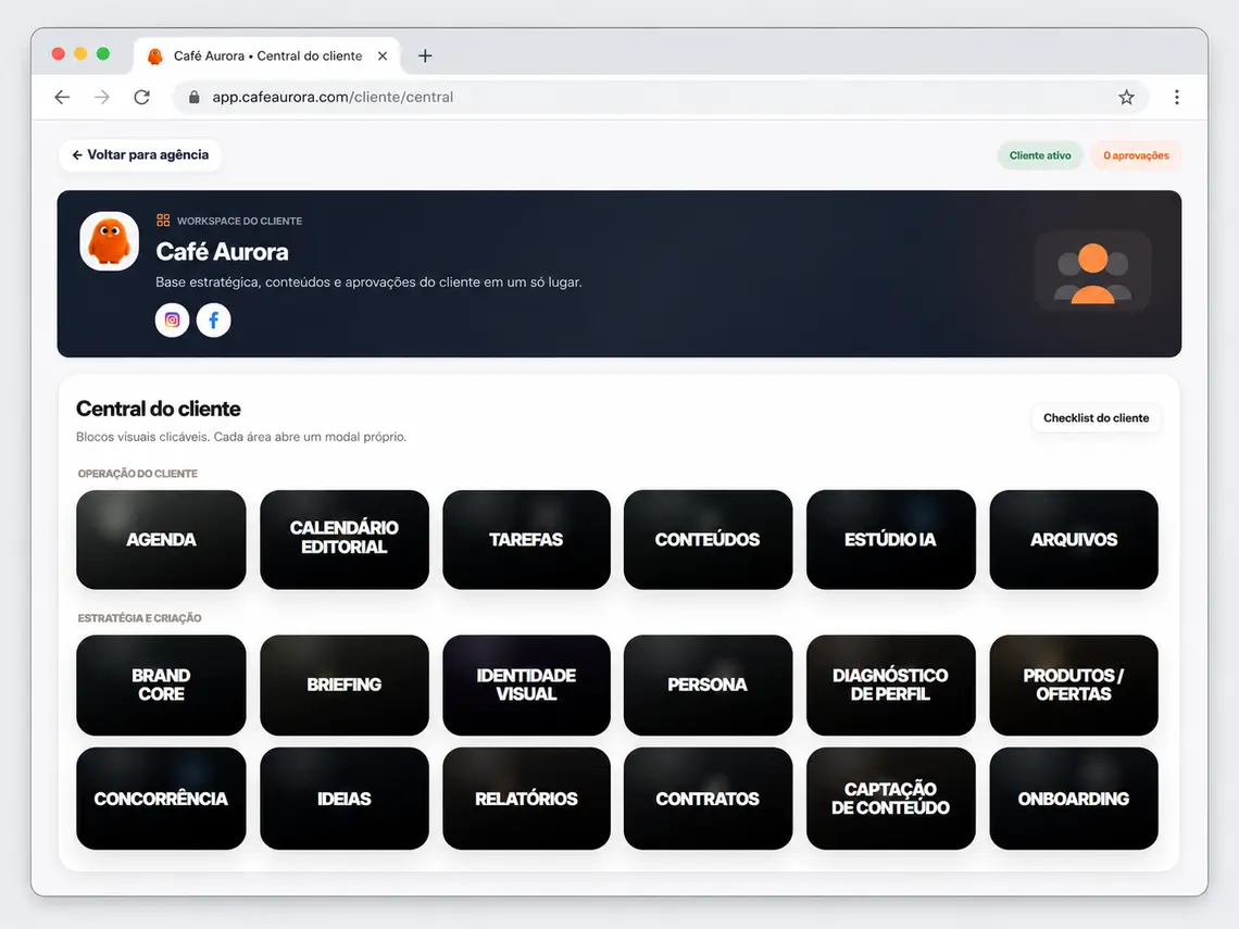 Tela do SocialForge com o workspace de um cliente: briefing, arquivos e histórico organizados
